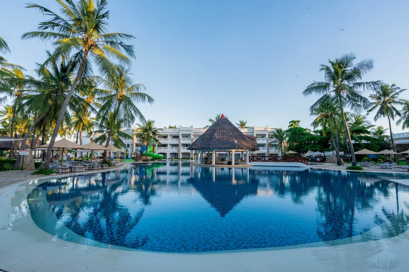 PrideInn-Paradise_Exterior